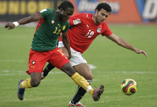 一个在泥泞 一个在泥泞